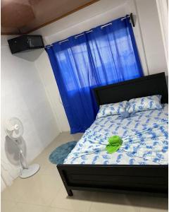 una camera con letto con tenda blu di Casas Rojas a Puerto Viejo