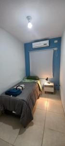 1 dormitorio con 1 cama con pared azul en FORMOSA RELAX en Formosa