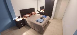 een slaapkamer met een bed met een rugzak erop bij FORMOSA RELAX in Formosa