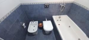 een badkamer met een toilet, een bad en een bidet bij FORMOSA RELAX in Formosa