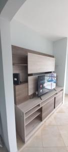 un centro de entretenimiento con TV en una habitación en FORMOSA RELAX en Formosa