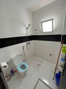 La salle de bains est pourvue de toilettes et d'une douche. dans l'établissement Résidence Talhaoui, à Saïdia
