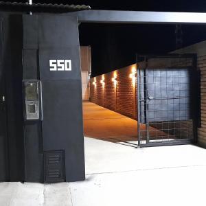 una puerta en el lateral de un edificio por la noche en Santa Matilde Hospedaje en Malargüe