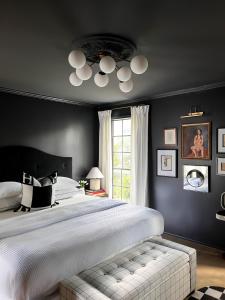 Cama ou camas em um quarto em MrNomad Boutique Hotel Parisian Townhouse