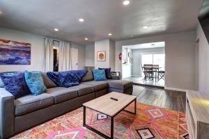 Luxury 3-bed home near the Strip w/ a poker table