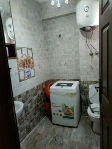a small bathroom with a toilet and a sink at شقه فاخره للايجار بكامب شيزار in Alexandria