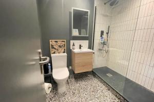 a bathroom with a toilet and a sink and a shower at Contemporary 1BD Flat wGarden - Whitechapel in London