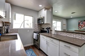 Luxury 3-bed home near the Strip w/ a poker table