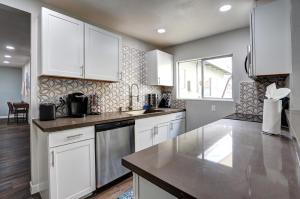 Luxury 3-bed home near the Strip w/ a poker table