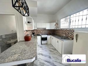 Cuisine ou kitchenette dans l'établissement Bucalia House Machala