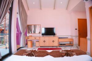 uma sala de estar com uma televisão e uma secretária em Trân Châu Beach & Resort em Ba Ria