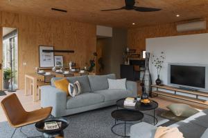 uma sala de estar com um sofá e uma televisão de ecrã plano em Jacquina - Yarra Valley em Healesville