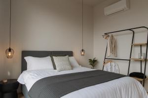 um quarto com uma cama com um edredão preto e branco em Jacquina - Yarra Valley em Healesville
