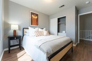 een slaapkamer met een groot bed en een raam bij Work Friendly Fast Wi-Fi Convenient Location in Las Vegas