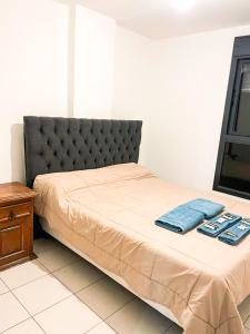 1 dormitorio con 1 cama con cabecero negro en Departamento Montevideo en zona NUEVA CORDOBA en Córdoba