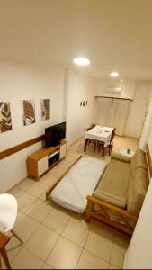 ein Wohnzimmer mit einem Sofa und einem Tisch in der Unterkunft BeelApt - Departamento elegante y seguro, con Cochera Exclusiva in La Plata