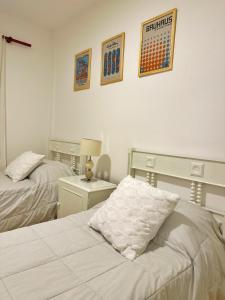 ロサリオ・デ・ラ・フロンテラにあるParamont Rosario 2のベッドルーム1室(ベッド2台、テーブルの上にランプ付)