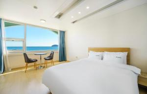 Postel nebo postele na pokoji v ubytování VIEW Hotel Geoje