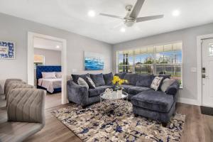 Galería fotográfica de Modern getaway near the beach with room for a boat en West Palm Beach