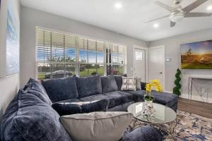 un soggiorno con divano blu e tavolo di Modern getaway near the beach with room for a boat a West Palm Beach
