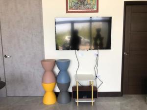 Shan-shui-liにあるNice Sleep Homestayのテレビ付きの部屋の花瓶 +16枚の写真