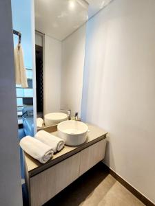 W łazience znajduje się umywalka i lustro. w obiekcie Apartaestudio DISTRITO 90 w mieście Barranquilla