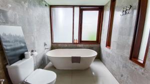 Ein Badezimmer in der Unterkunft Casa Naima Petitenget Villa