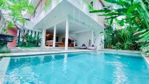 ein Swimmingpool vor einem Haus in der Unterkunft Casa Naima Petitenget Villa in Seminyak