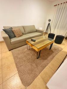 uma sala de estar com um sofá e uma mesa de centro em Paramont Rosario 2 em Rosario de la Frontera