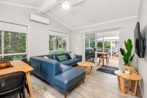斯科茨海德Reflections Scotts Head - Holiday Park的客厅里有一张蓝色的沙发和一张桌子