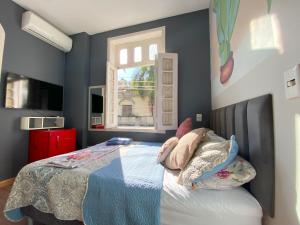 1 dormitorio con cama y ventana en Aurora Hostel Rio, en Río de Janeiro