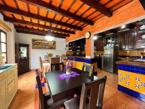 a kitchen and dining room with a table and chairs at CasaDe Leon-Hotel Boutique in Antigua Guatemala