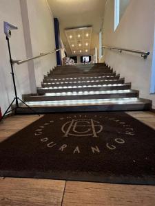 Gran Hotel Elizabeth في ولاية دورانغو: سجادة مكتوب عليها كلمة شغل عند الوصول أمام الدرج