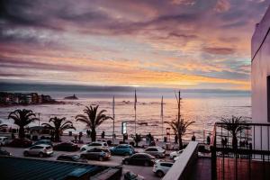 un estacionamiento con autos estacionados al lado del agua en Departamento Playa Las Cadenas, en Algarrobo