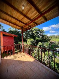 uma varanda de uma casa com um telhado de madeira em Beautiful Casa Aire near Lake Arenal in Nuevo Arenal - Casas Airelibre em Nuevo Arenal