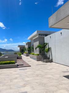 Blick auf ein Gebäude mit einer Terrasse in der Unterkunft Encanto urbano con la mejor vista y ubicación ! in Cúcuta