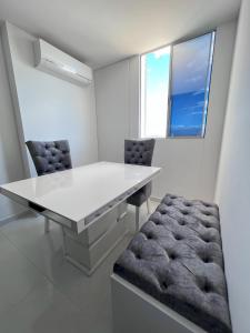 a white table and two chairs in a room at Encanto urbano con la mejor vista y ubicación ! in Cúcuta