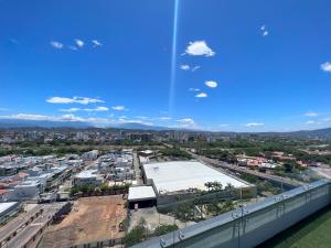 uma vista para uma cidade a partir do telhado de um edifício em Encanto urbano con la mejor vista y ubicación ! em Cúcuta