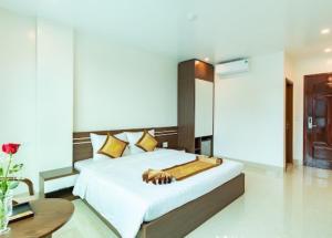 Een bed of bedden in een kamer bij Tung Quang Hotel