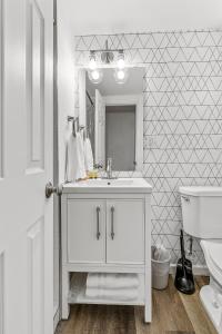 弗拉格斯塔夫的住宿－Venture at Route 66，白色的浴室设有水槽和镜子
