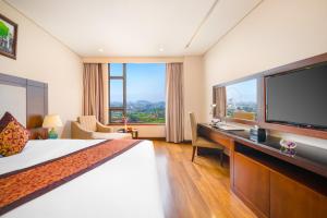 TV in/ali zabaviščno središče v nastanitvi Minh Toan Galaxy Hotel