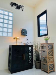 Zimmer mit einem schwarzen Schrank und einem Fenster in der Unterkunft 日日見宅 Matsuya in Huwei