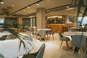 Veitingastaður eða matsölustaður á Howard Johnson Plaza La Ribera