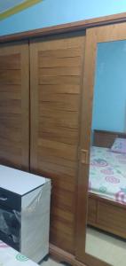 Schlafzimmer mit einem Bett und einem Holzschrank in der Unterkunft Fully Equipped ,Private ,centrally located flat in Mohandsseen in Kairo
