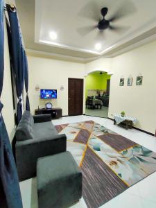 Μια τηλεόραση ή/και κέντρο ψυχαγωγίας στο Raihan Homestay Kubang Kerian, Free Wifi