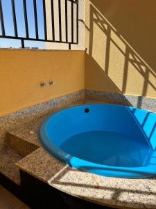 una bañera azul en la parte superior de un mostrador en Golden Dolphin Grand Hotel via Germano, en Caldas Novas