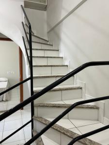 una escalera en una casa con paredes blancas en Golden Dolphin Grand Hotel via Germano, en Caldas Novas