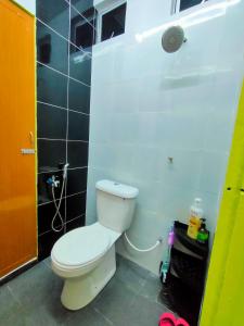 Ένα μπάνιο στο Raihan Homestay Kubang Kerian, Free Wifi