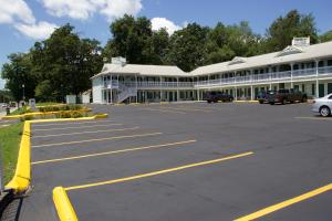 um parque de estacionamento com um grande edifício branco em Legacy Inn - Cookeville em Cookeville