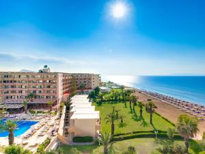 een luchtzicht op het hotel en het strand bij Sun Beach Resort in Ialyssos